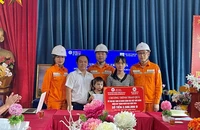 Trao quà cho các em học sinh của trường mầm non Tả Chài, huyện Bắc Hà (Lào Cai).