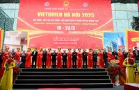 Các đại biểu thực hiện nghi lễ cắt băng khai mạc Triển lãm Vietbuild 2025 lần thứ nhất.