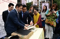 Các đồng chí đại biểu tham dự Chương trình "Tinh hoa văn hóa Bắc Ninh - Sắc màu Đông Hồ", tôn vinh di sản qua nghệ thuật dân gian. (Ảnh: Thế Dương)