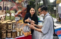 Doanh nghiệp tư vấn, thông tin chi tiết về sản phẩm tới người tiêu dùng.