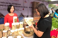 Người tiêu dùng tìm hiểu các sản phẩm OCOP của huyện Quốc Oai tại triển lãm.