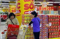 Người tiêu dùng mua sắm tại siêu thị Winmart Royal City (Hà Nội).