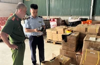 Lực lượng Công an và Quản lý thị trường Hà Nội kiểm tra hàng hóa vi phạm.