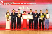 Bí thư Thành ủy Đinh Tiến Dũng và Phó Trưởng ban Thường trực Ban Tuyên giáo Trung ương Lại Xuân Môn trao Giải A cho các tác giả đoạt giải. (Ảnh: Thủy Nguyên)