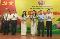 Lãnh đạo Thành ủy Hà Nội chúc mừng hai đảng viên là học sinh THPT được kết nạp tại Trường THPT Thăng Long, quận Hai Bà Trưng.