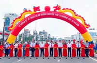 Các đại biểu thực hiện nghi lễ thông xe kỹ thuật đường Nguyễn Trãi (đoạn từ đường tỉnh lộ 427 đến đường ngang trạm điện 500kV) huyện Thường Tín.