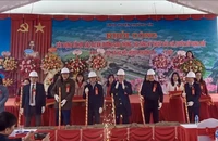 Các đại biểu thực hiện khởi công tổ hợp năm dự án tại xã Hà Hồi, huyện Thường Tín.
