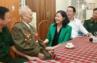 Bí thư Thành uỷ Hà Nội Bùi Thị Minh Hoài trò chuyện với cựu chiến binh Nguyễn Văn Lân.