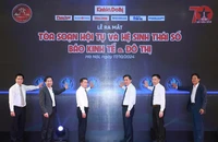 Các đại biểu bấm nút kích hoạt Tòa soạn hội tụ và Hệ sinh thái số Báo Kinh tế & Đô thị.