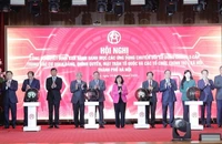 Các đại biểu bấm nút khai trương các ứng dụng chuyển đổi số dùng chung ba cấp trong các cơ quan Đảng, Chính quyền, Đoàn thể thành phố Hà Nội.