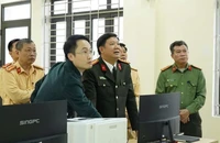 Lãnh đạo Công an tỉnh Hà Giang kiểm tra việc vận hành hệ thống camera giám sát tập trung. (Ảnh: CÔNG AN TỈNH HÀ GIANG)