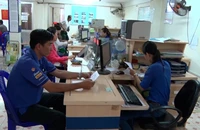 Người lao động tư vấn việc làm tại doanh nghiệp.