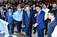 Tổng Bí thư Tô Lâm và các đồng chí lãnh đạo Đảng, Nhà nước tham quan triển lãm "Những thành tựu trong phát triển kinh tế tư nhân và các gian hàng trưng bày sản phẩm của các doanh nghiệp tư nhân".