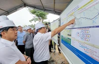 Bộ trưởng Kế hoạch và Đầu tư Nguyễn Chí Dũng xem bản đồ hướng tuyến cao tốc Tân Phú-Bảo Lộc.