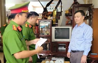 Cơ quan điều tra thi hành lệnh bắt tạm giam ông Nguyễn Văn Hồng.