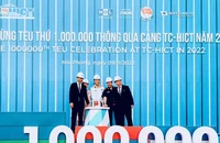 Nhấn nút phát lệnh đón container thứ 1 triệu từ tàu Maersk Copenhagen chạy chuyên tuyến xuyên Thái Bình Dương.