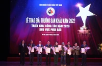 Trao giải A cho các vở diễn sân khấu xuất sắc. (Ảnh: Quang Tấn)