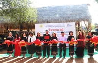 Lãnh đạo Ủy ban nhân dân tỉnh Đắk Lắk, Sở Văn hóa-Thể thao và Du lịch cùng các đại biểu cắt băng công bố Buôn du lịch cộng đồng Akŏ Dhông.