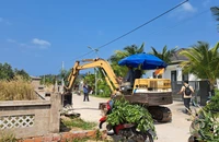 Người dân tự nguyện tháo dỡ căn biệt thự vi phạm ở khu đất 18,9ha do Nhà nước quản lý, tại thành phố Phú Quốc.