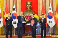 Chủ tịch nước Võ Văn Thưởng và Tổng thống Đại Hàn Dân Quốc Yoon Suk Yeo chứng kiến lễ trao đổi văn kiện giữa Bộ trưởng Ngoại giao Bùi Thanh Sơn và Ngoại trưởng Hàn Quốc Park Jin về chương trình hành động giữa Chính phủ nước Cộng hoà xã hội chủ nghĩa Việt Nam và Chính phủ Đại Hàn Dân Quốc về việc triển khai quan hệ đối tác chiến lược Việt Nam – Hàn Quốc. Ảnh: THỦY NGUYÊN