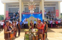 Già làng hai thôn: Sơn Tùng và Sơn Hòa (xã Thọ Sơn, huyện Bù Đăng) thực hiện nghi thức kết bạn cộng đồng của người M’nông.
