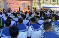 Hàng trăm hạ sĩ quan, chiến sĩ Vùng 3 Hải quân tham dự Ngày hội việc làm Đà Nẵng năm 2024.