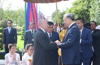Quốc vương Norodom Sihamoni đón Chủ tịch nước Tô Lâm. Ảnh: TTXVN