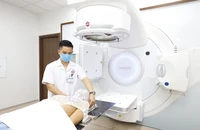 Bệnh viện K áp dụng các phương pháp kỹ thuật tiên tiến với các thiết bị hiện đại ứng dụng trong xạ trị cho người bệnh.