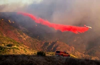 Máy bay cứu hỏa thả chất chống cháy khi Đám cháy Franklin bùng phát ở Malibu, California, Mỹ. Ảnh: Reuters