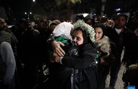 Tù nhân Palestine vui mừng gặp lại người thân tại Beitunia, thành phố Ramallah, Bờ Tây. Ảnh: Tân Hoa xã