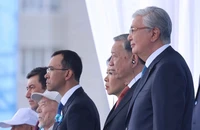 Tổng Bí thư Tô Lâm và Tổng thống Kazakhstan Kassym-Jomart Tokayev tham dự Lễ duyệt binh kỷ niệm 80 năm Ngày Chiến thắng phát xít 9/5. (Ảnh: TTXVN)