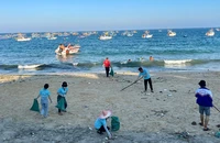 Tổ cộng đồng bảo vệ nguồn lợi thủy sản xã Nhơn Lý (thành phố Quy Nhơn) thường xuyên tổ chức thu gom rác thải trên biển.