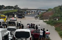 Khoảng 4 giờ 30 phút ngày 29/7, cao tốc Phan Thiết-Dầu Giây bị ngập tại vị trí Km25+419, huyện Hàm Tân, Bình Thuận.