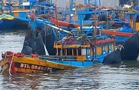 Tàu cá BTh 98866TS bị chìm được trục vớt và đưa về Cảng cá La Gi, Bình Thuận.