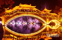 Một cây cầu bắc qua dòng kênh đào.