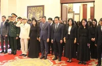 Đại sứ Phạm Thanh Bình cùng tập thể cán bộ, nhân viên Đại sứ quán Việt Nam tại Trung Quốc vĩnh biệt đồng chí Trần Đức Lương.