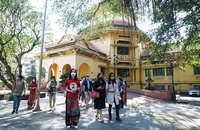 Du khách trải nghiệm tour bộ hành “Kiến trúc Pháp trong lòng Hà Nội”. (Ảnh THÚY HÀ)