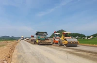 Các đơn vị thi công triển khai ba ca, bốn kíp để bảo đảm tiến độ hoàn thành dự án thành phần đầu tư xây dựng cao tốc Nghi Sơn-Diễn Châu.