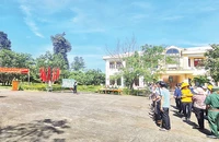 Chiến sĩ Đồn Biên phòng Ia Đal tuyên truyền về tác hại, hậu quả của việc sản xuất, tàng trữ, sử dụng, mua bán trái phép vũ khí, vật liệu nổ cho người dân xã Ia Đal, huyện Ia H'Drai.