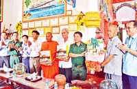 Bí thư Tỉnh ủy Sóc Trăng Lâm Văn Mẫn (thứ 4 từ trái sang) đến thăm và tặng quà Trụ trì chùa Wath Pich Meng Kol, thị xã Vĩnh Châu, tỉnh Sóc Trăng.