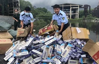 Lực lượng Quản lý thị trường tỉnh Kiên Giang tiêu hủy thuốc lá nhập lậu thu giữ được. (Ảnh HỒNG CHỨC)