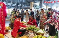 Du khách quốc tế trải nghiệm Tết Việt ở Khu du lịch Sun World Bà Nà Hills, Đà Nẵng. (Ảnh ANH ĐÀO)