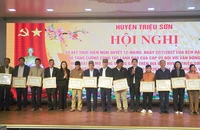 Huyện Triệu Sơn trao thưởng cho các tập thể có thành tích trong vận động nhân dân hiến đất, làm đường giao thông.