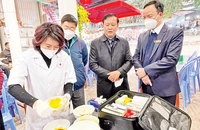 Đoàn kiểm tra liên ngành số 1 của thành phố Hà Nội kiểm tra an toàn thực phẩm tại lễ hội chùa Hương. (Ảnh THU TRANG)