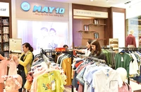 Người tiêu dùng mua hàng tại cửa hàng giới thiệu sản phẩm của Tổng công ty May 10.