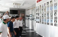 Các đại biểu tham quan khu tưởng niệm Chiến sĩ Gạc Ma, ở xã Cam Hải Đông, huyện Cam Lâm, tỉnh Khánh Hòa.