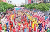 Đồng diễn áo dài trên phố Nguyễn Huệ trong khuôn khổ Lễ hội Áo dài thành phố lần thứ 11, năm 2025. (Ảnh CTV)
