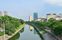Hà Nội đang nỗ lực trả lại vẻ đẹp cho dòng sông Tô Lịch. (Ảnh PHẠM HÙNG)