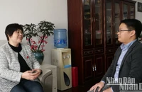 Giáo sư Phan Kim Nga trao đổi với phóng viên Báo Nhân Dân thường trú tại Trung Quốc.