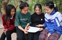 Các em học sinh bán trú của Trường phổ thông dân tộc bán trú trung học cơ sở Mỹ Lý, huyện Kỳ Sơn, tỉnh Nghệ An cùng nhau ôn bài sau giờ học trên lớp.